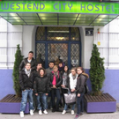 Jugendteam vor dem Hostel in Wien.JPG