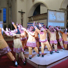 Afrikanischer Kinder-Chor singt von Jesus.