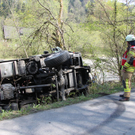 Lkw in Bachbett gestürzt