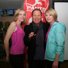 Moderator Roberto Kalin mit zwei Models.jpg