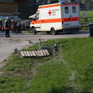 Auto fliegt in Verkaufsstand