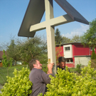 Aufstellen des renovierten Schwefler Wegkreuzes