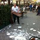 Tablett im Schweizerhaus fällt Kellner von der Schulter 26 04 2011