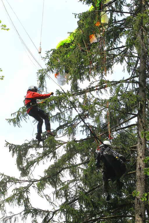 Paragleiterbergung Schnifis38.jpg