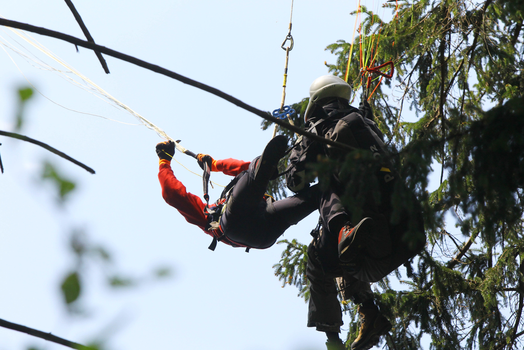 Paragleiterbergung Schnifis23.jpg
