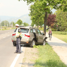Pkw kracht frontal gegen Baum