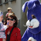 Der Lila Osterhase bringt Lorena einen Schmunzelhasen_IMG_5659_jpg-1303848397