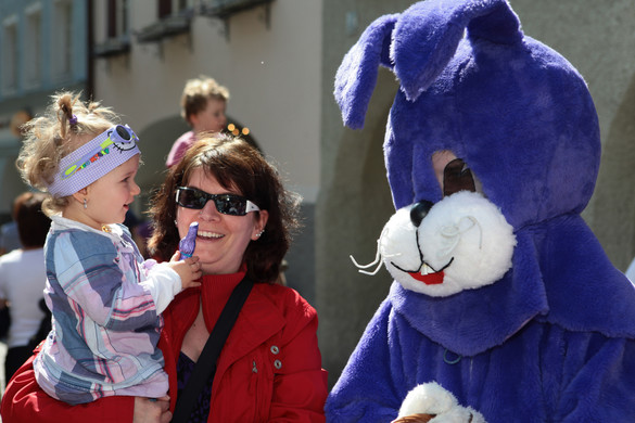 Der Lila Osterhase bringt Lorena einen Schmunzelhasen_IMG_5659_jpg-1303848397