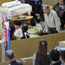 Kaiserpaar besucht erstmals Tsunami-Gebiet