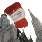 Fallschirmspringer landen am Wiener Stephansplatz