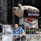 Tierschützer Martin Balluch im Käfig am Stephansplatz