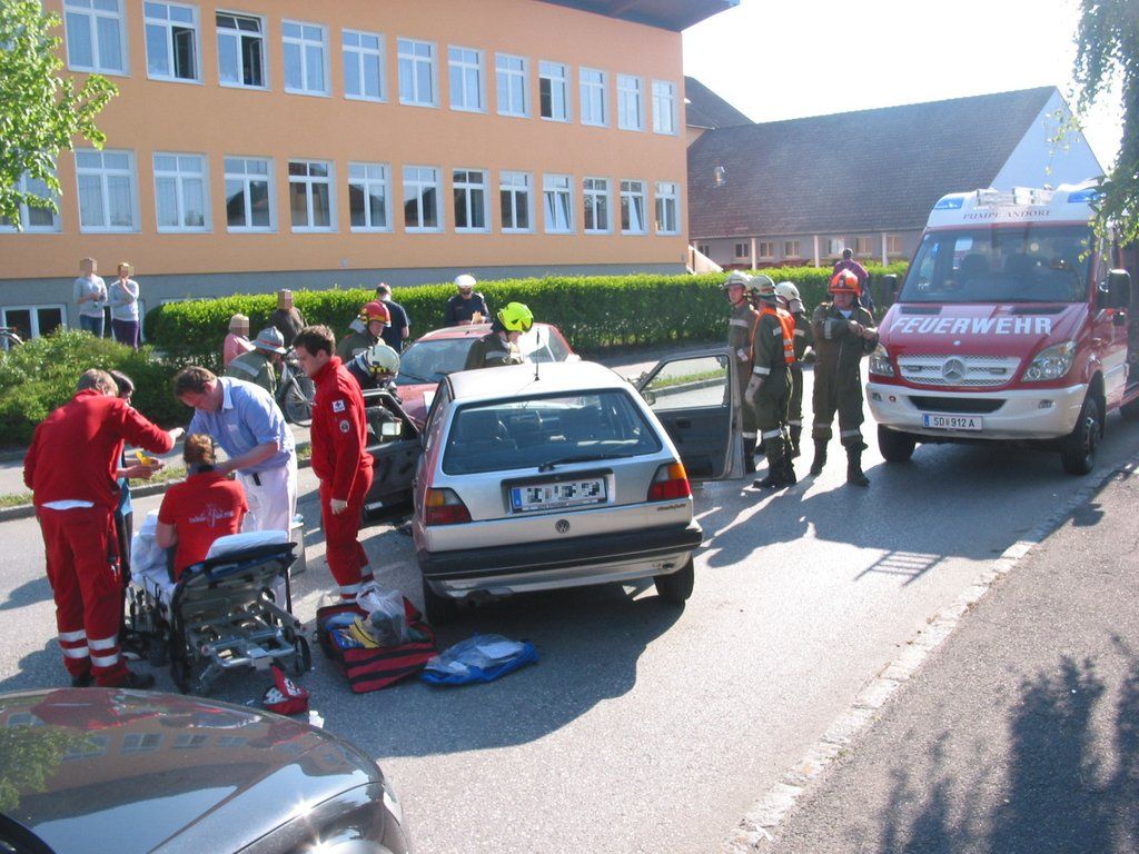 2011-05-05-ff-andorf-verkehrsunfall-eggerdinger-stra__e-002.jpg