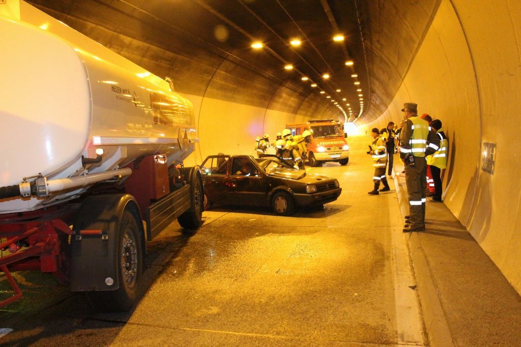 normal_090511tunnelfbaktivnews12.jpg