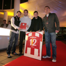 Alistair Thomann _links_ und S__nke Ingwersen _rechts von den pentahotels mit den Fu__baller von Mainz 05.jpg