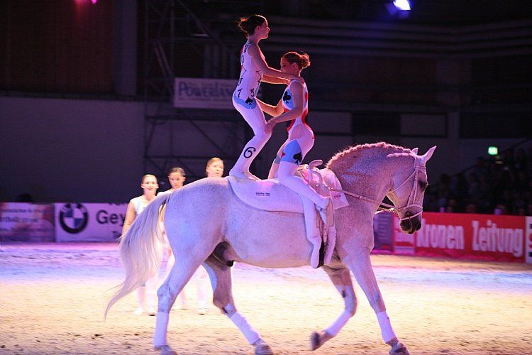 qumessewelsnachtderpferde2011voltigiergruppeclub43_big.jpg