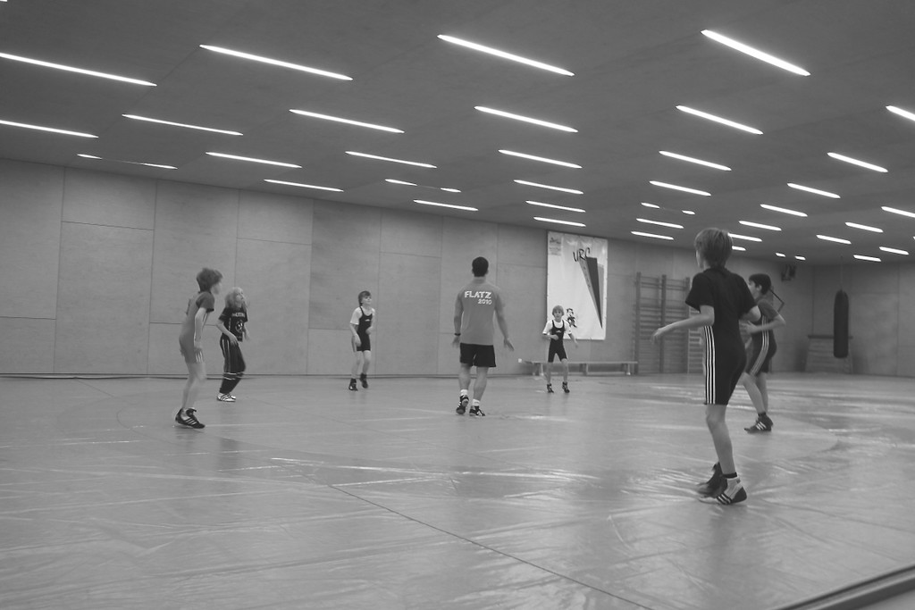 neue Halle Kinder sw.jpg