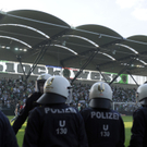 Eklat beim Wiener Derby: Rapid-Fans stürmten den Platz 