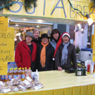 Besucherinnen und Besucher am Stand der GUTA bregenz-Stadt am Klosamarkt