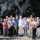 Pilgergruppe vor der Grotte_JPG-1306596875