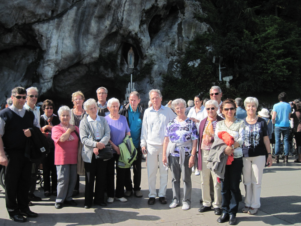 Pilgergruppe vor der Grotte_JPG-1306596875