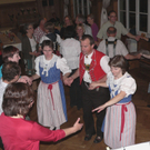 Volkstanzen in der Marktgasse und im Gasthaus