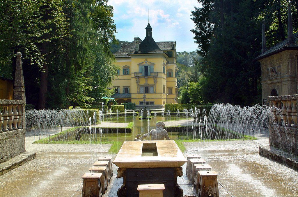 Der Garten Hellbrunn lockt mit seinen Wasserspielen. - © bda.at