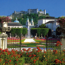 Der Mirabellgarten bietet sich für wundervolle Spaziergänge an. - © academia.com