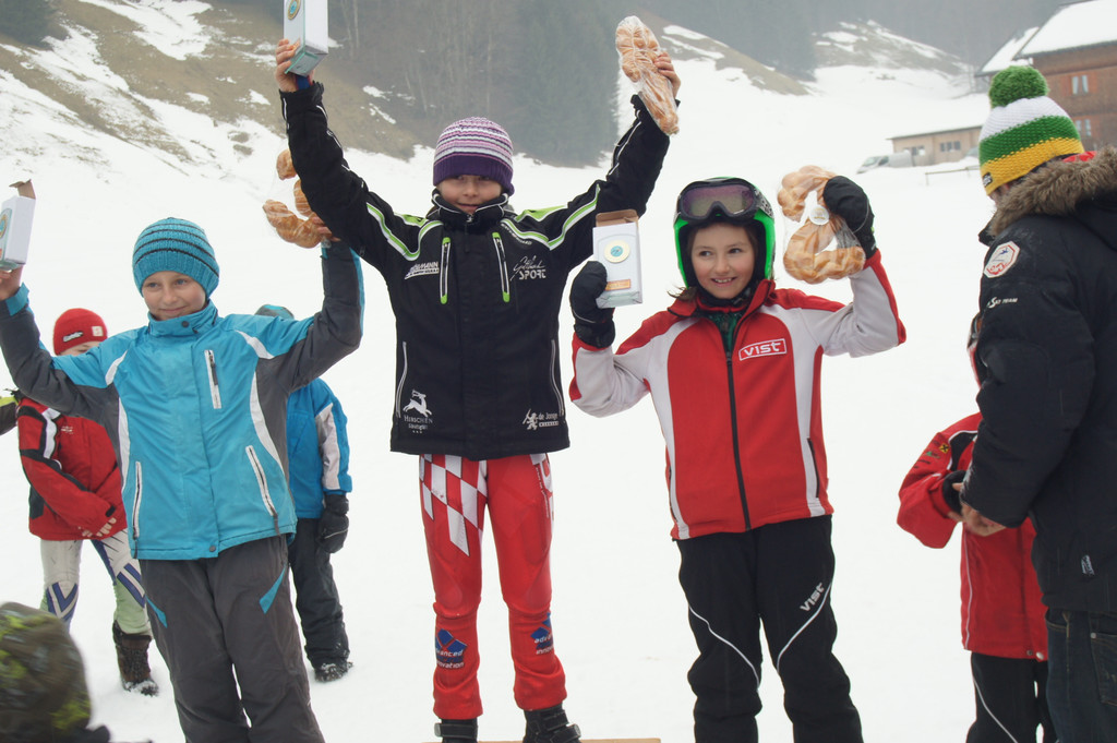 Skispringen Siegererhrung Schoppernau Sonja Siegerin .jpg