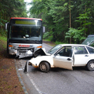 Auto kracht frontal in Bus 1. Juni 2011
