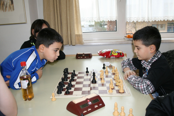 2 Tunahan und Mert ins Spiel vertieft.jpg