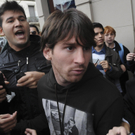 Lionel Messi wurde in Rosario, Argentinien von einem Fan attackiert 