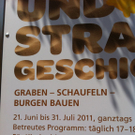 Künstler im Museumsquartier MQ schnitzt aus Sandblock Sand