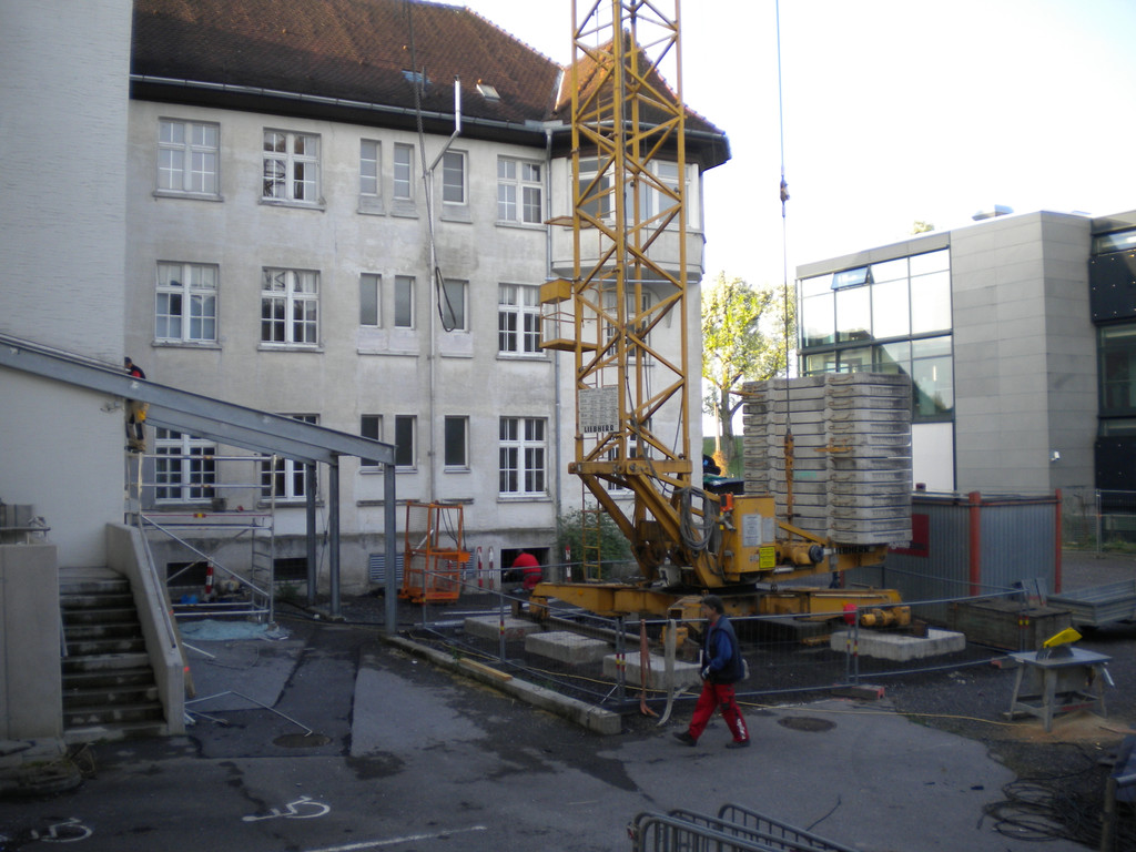 016-Abbruch Stahl-Glasvordach im Hof.jpg