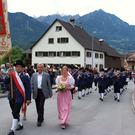 Zahlreiche Blasmusikfans s__umten die Schlinser Dorfstra__e.jpg