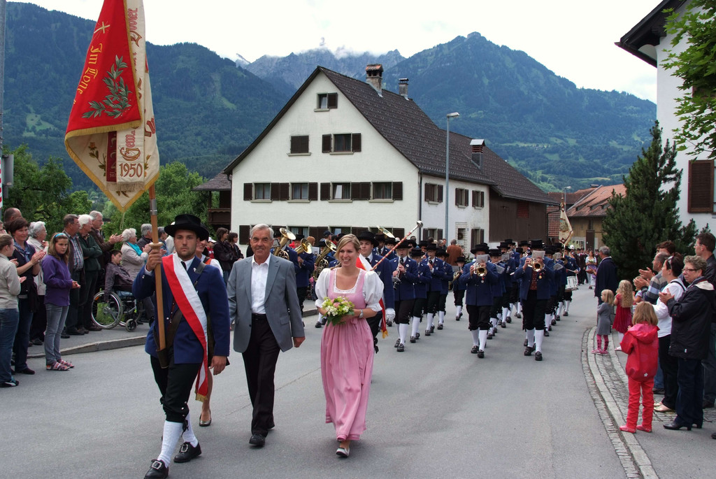 Zahlreiche Blasmusikfans s__umten die Schlinser Dorfstra__e.jpg