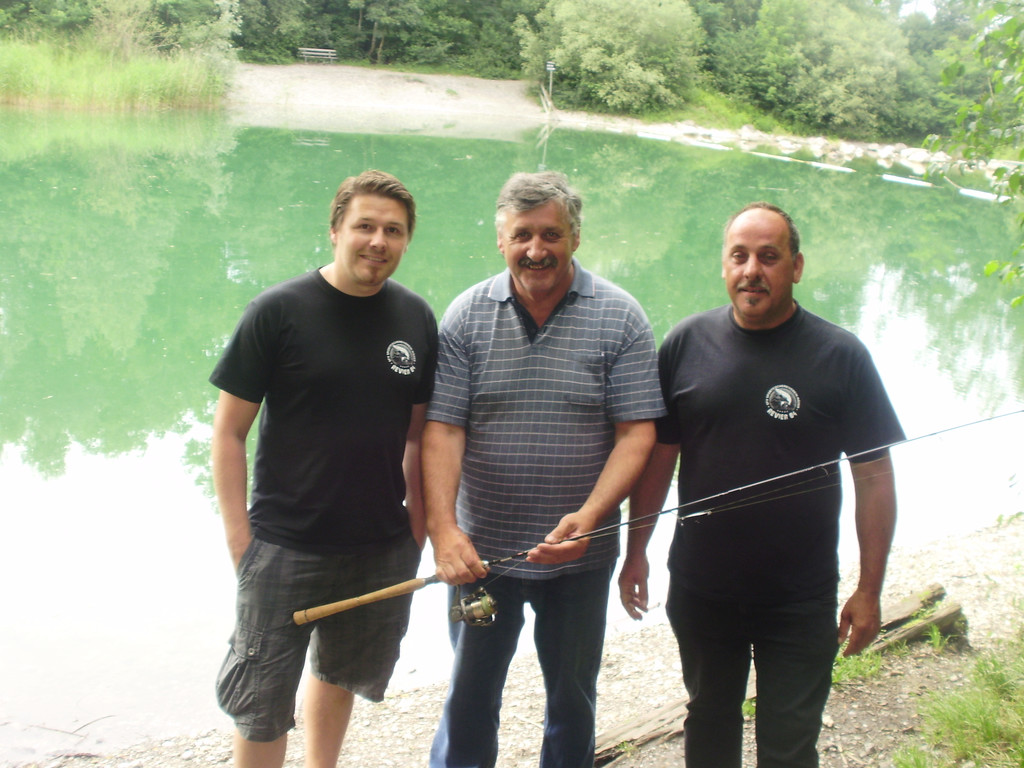 aStefan K__ng_ Siegfried H__mmerle und Vereinsobmann Peter Tonich im Naherholungsgebiet Sandgrube__JPG-1308565913