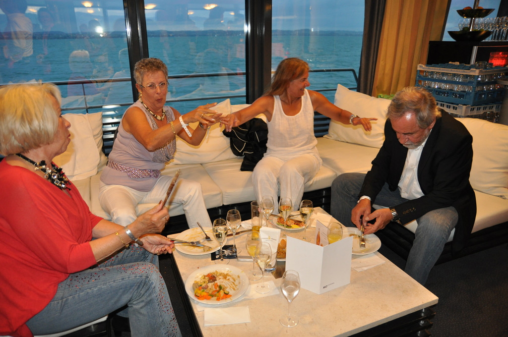 shakinguests_jpg-1308570420