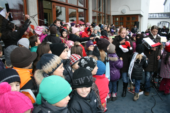 Volksschulchor Christkindlemarkt 009 _1_.jpg