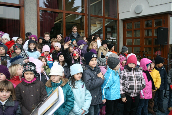 Volksschulchor Christkindlemarkt 009 _2_.jpg