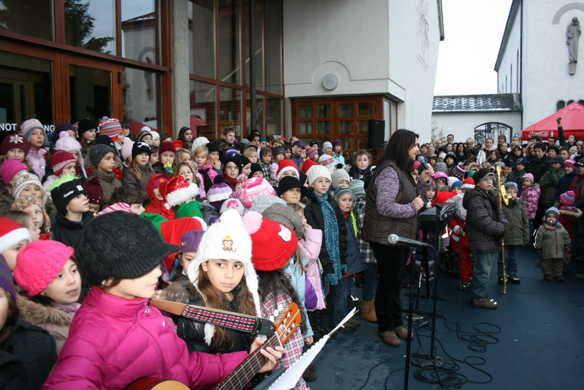 Volksschulchor Christkindlemarkt 009 _6_.jpg