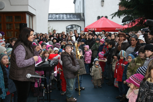 Volksschulchor Christkindlemarkt 009 _7_.jpg