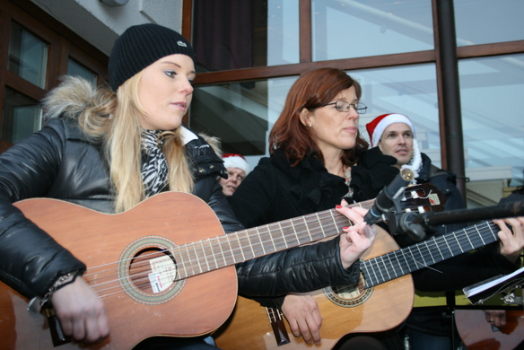 Volksschulchor Christkindlemarkt 009 _10_.jpg