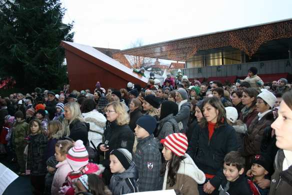 Volksschulchor Christkindlemarkt 009 _13_.jpg