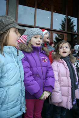 Volksschulchor Christkindlemarkt 009 _15_.jpg