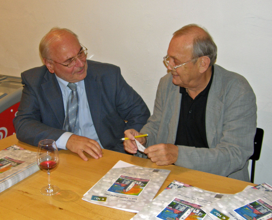 Dir_ Hoch und Gerold Hirn beim Bausteinverkauf_jpg-1309281895