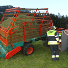 Mann von Schlepper eingeklemmt