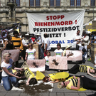 Demo von GLOBAL2000: Stopp Bienenmord vor der Wiener Staatsoper 
