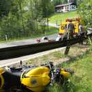 Motorradfahrer von Pkw überrollt