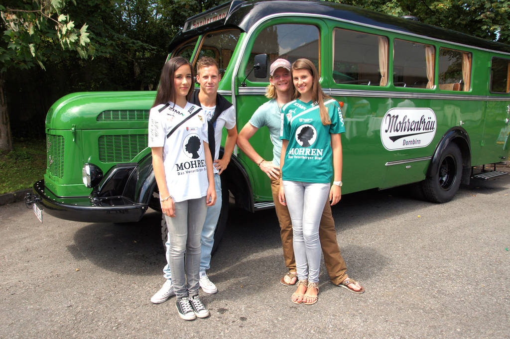 Marco Miesenb__ck Sascha Boller mit neuen Dressen.jpg