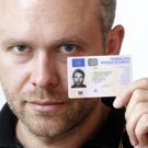 Niko Alm: Nudelsieb auf Führerschein
